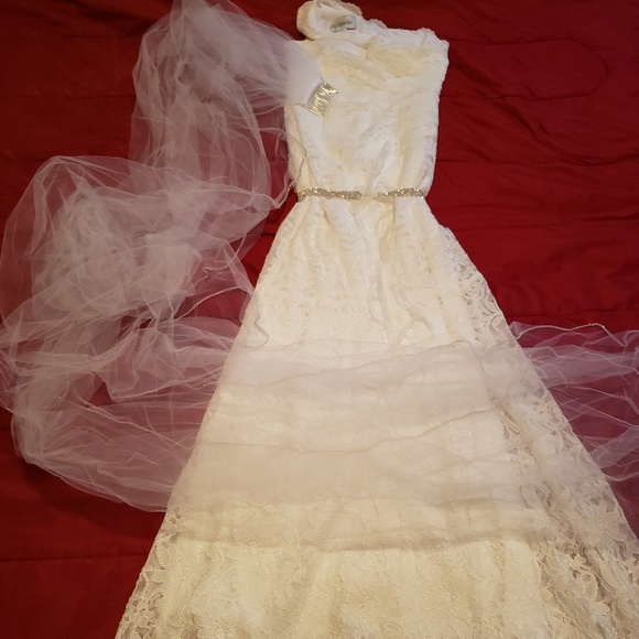 Wedding dress - Picture 1 of 3